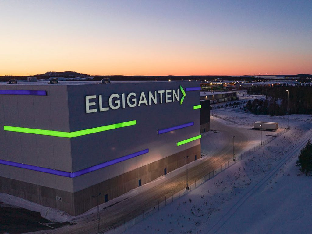 Elgiganten Logistik byggnad på kvällen